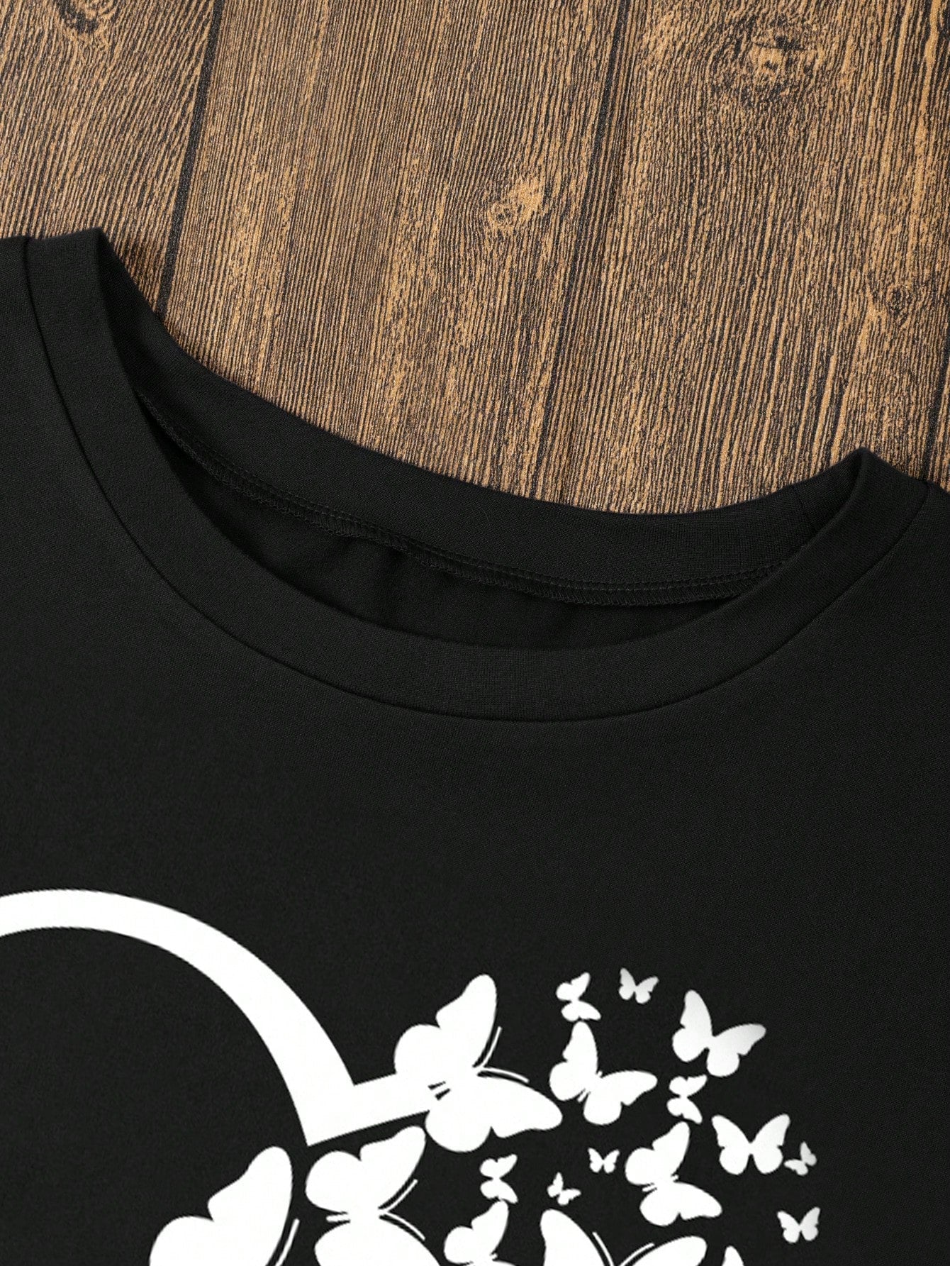 Damen T-Shirt mit Herz- und Schmetterlingsmuster - Leichtes Design